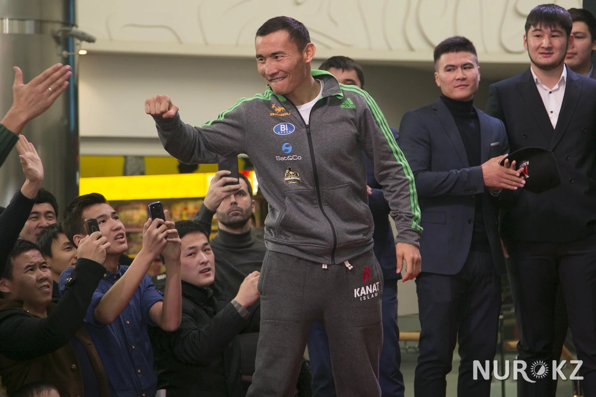 Қазақ боксшылары қарсыластарымен жекпе-жек басталмай тұрып төбелесіп қалды (фото)