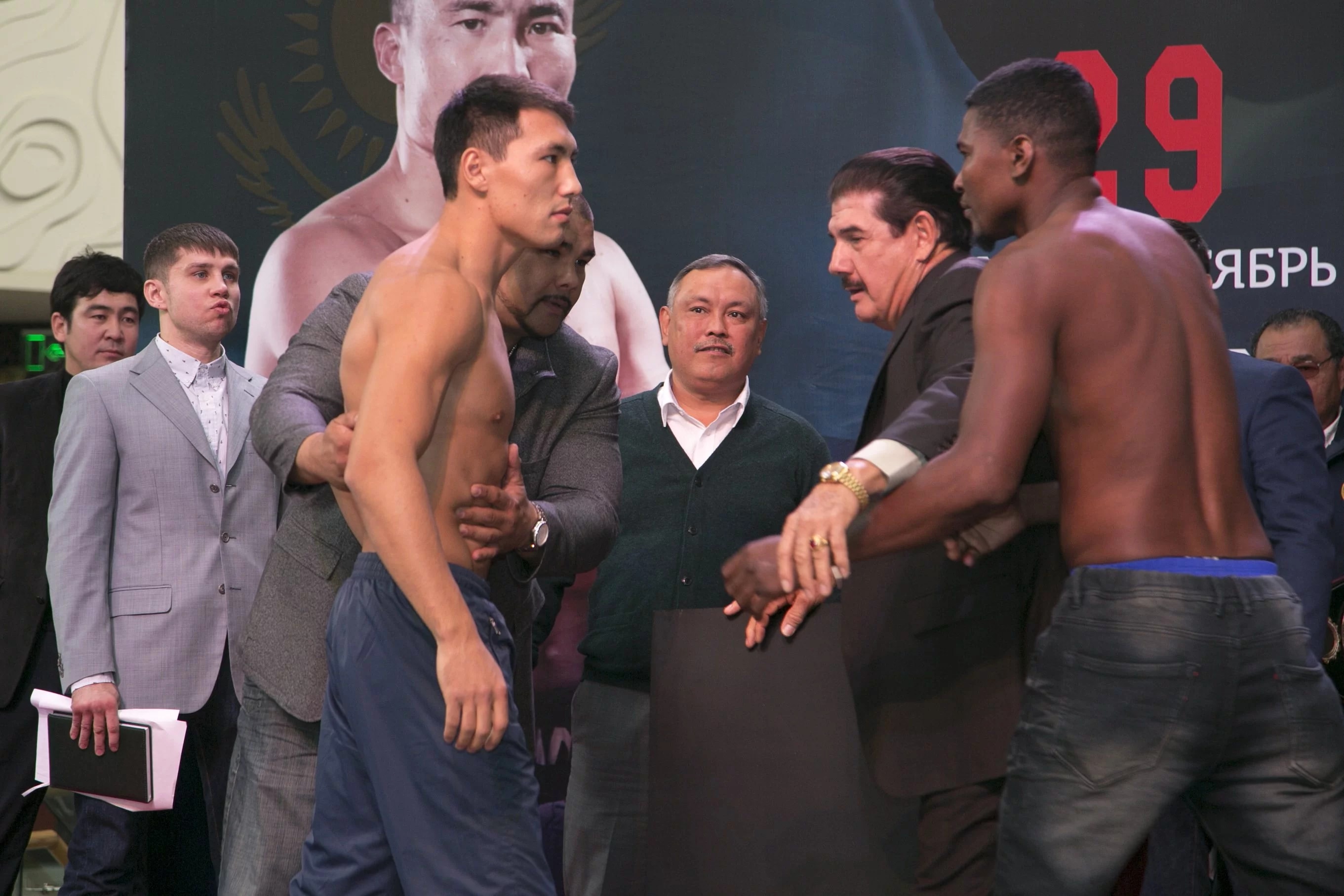 Қазақ боксшылары қарсыластарымен жекпе-жек басталмай тұрып төбелесіп қалды (фото)