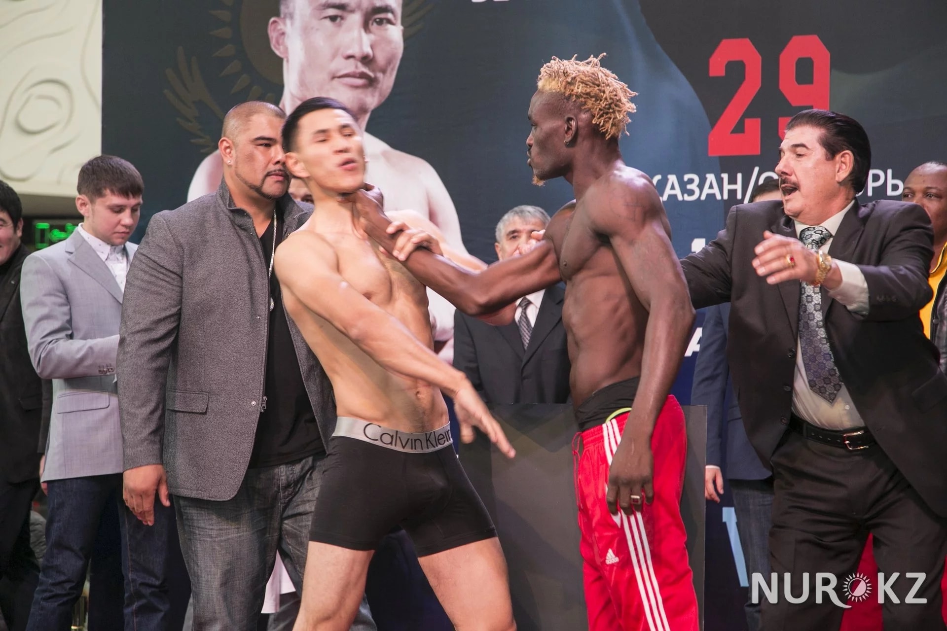 Қазақ боксшылары қарсыластарымен жекпе-жек басталмай тұрып төбелесіп қалды (фото)