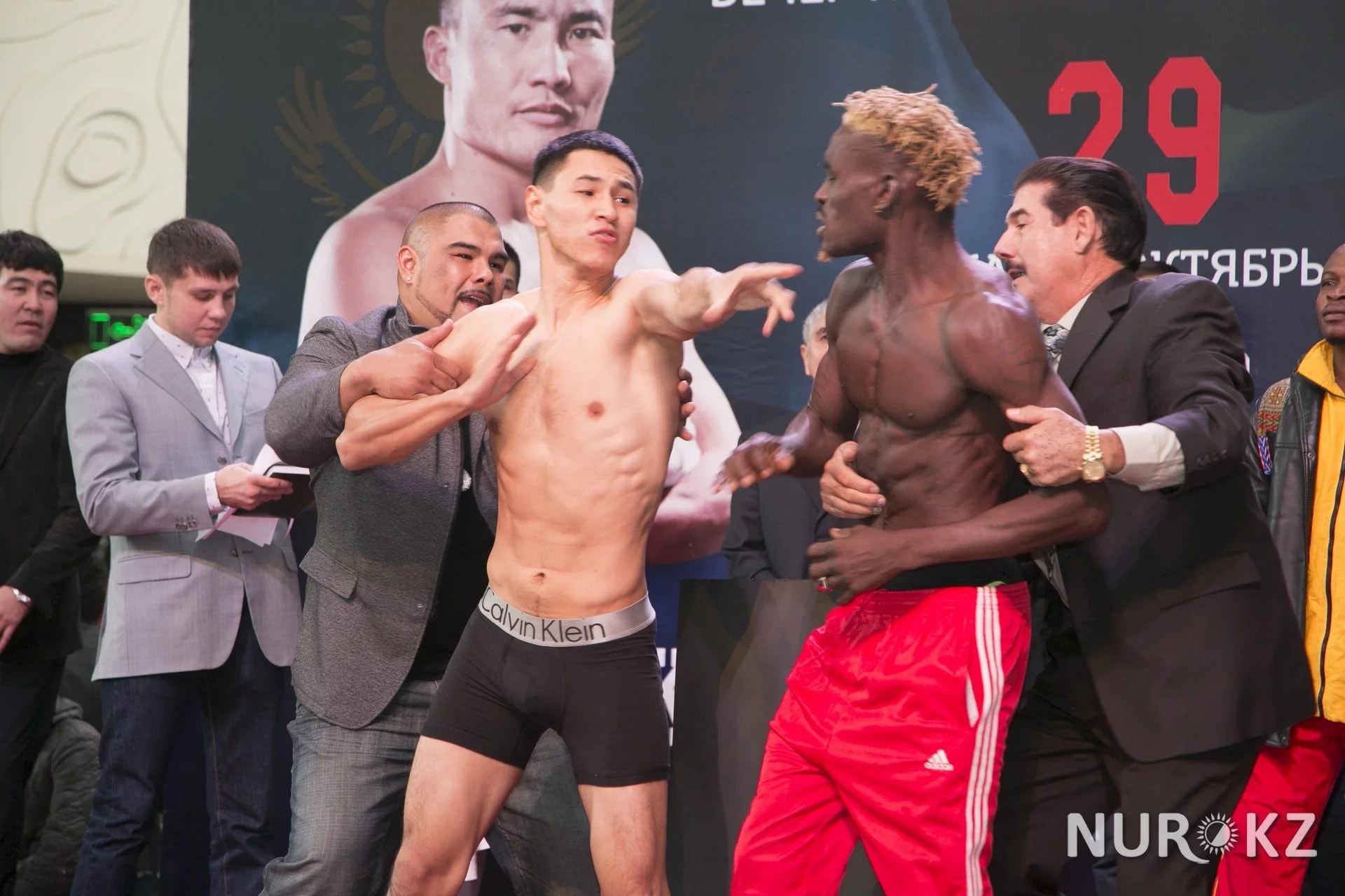 Қазақ боксшылары қарсыластарымен жекпе-жек басталмай тұрып төбелесіп қалды (фото)